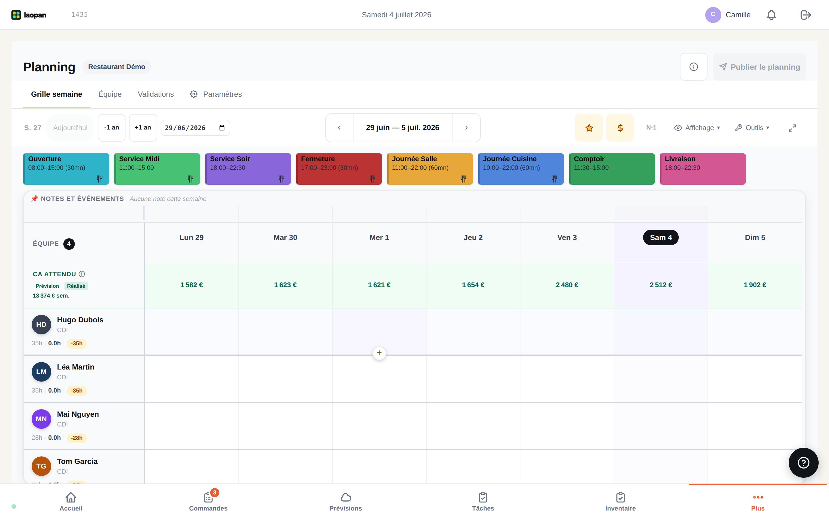 Manager de restaurant consultant un tableau de bord RH sur tablette avec des fiches d'heures en arrière-plan