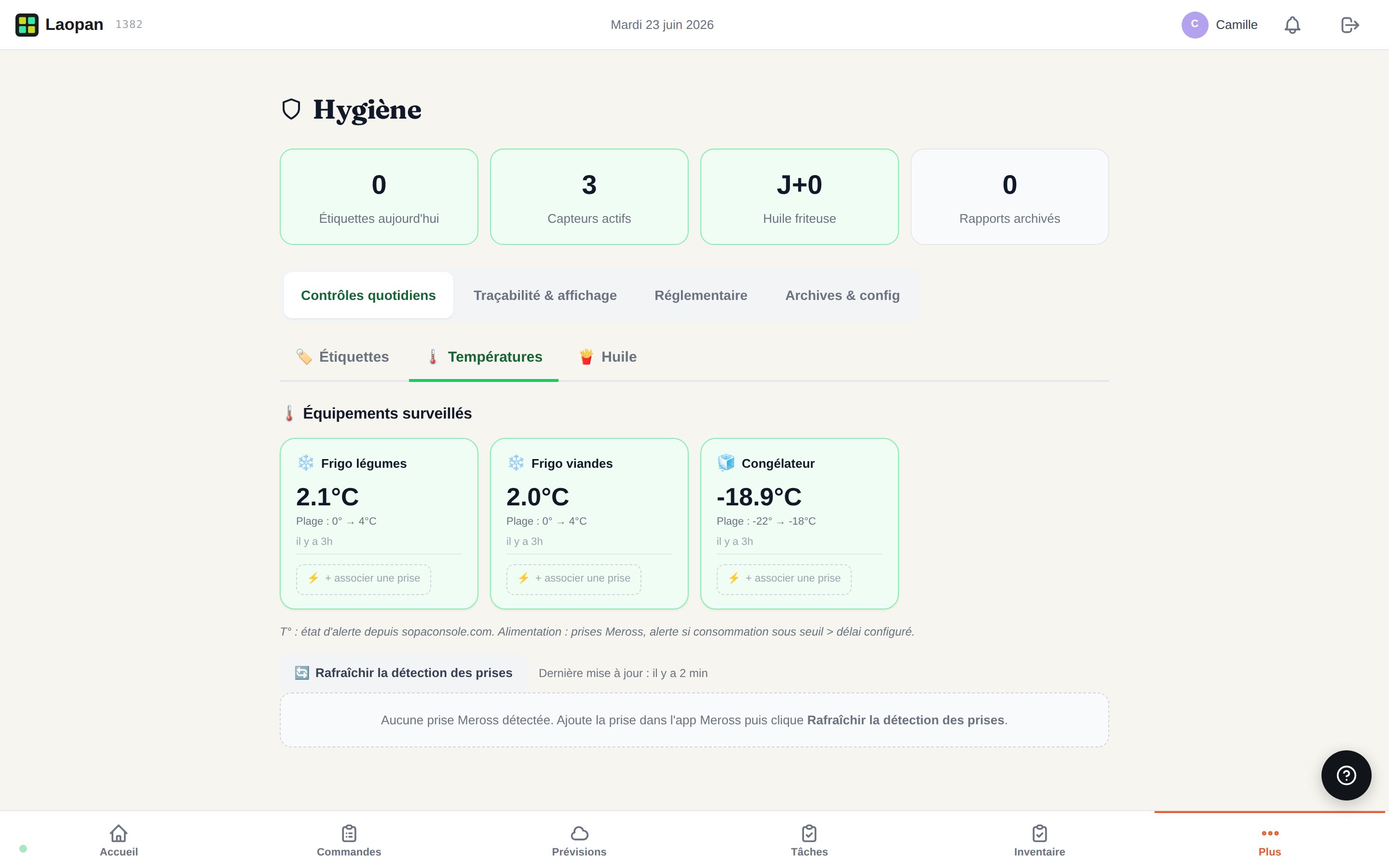 Cuisine professionnelle propre avec tableau de suivi des tâches de nettoyage affiché au mur