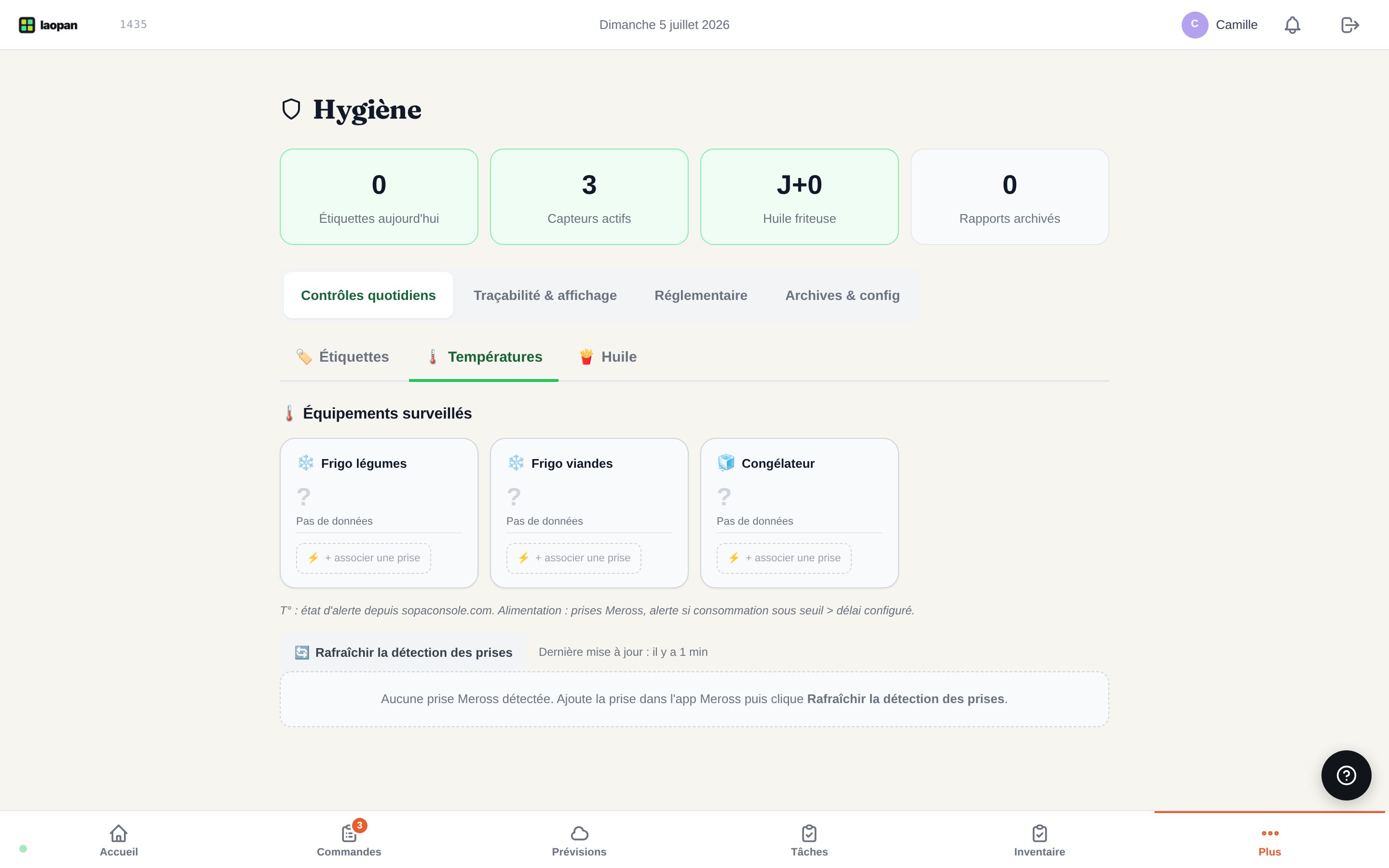 Cuisine professionnelle propre avec tablette de signalement d'incident posée sur un plan de travail en inox